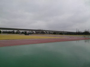 今日の舎人公園陸上競技場はいつ雪になってもおかしくない霧雨・小雨が降り続いていました