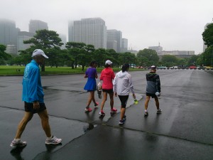 2015/08/26は雨の中皇居で5kmペース走