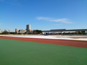 2016/01/20の舎人公園陸上競技場競技場には一昨日の雪がまだ...