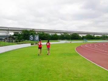 ダウンは舎人公園陸上競技場の芝生部分を逆回り