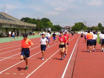 2016/08/03の舎人公園陸上競技場は子供たちも練習に励んでいました