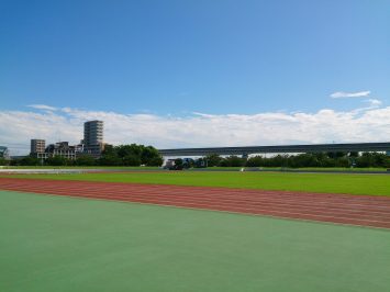 2016/08/17の舎人公園陸上競技場は台風一過でどピーカン