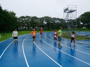 雨の中トラックで、「きれいなフォームで走ろう」