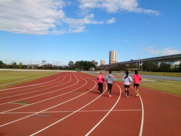 舎人公園陸上競技場のバックストレッチは強風の影響大