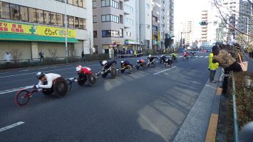 東京マラソン2017、3kmすぎ自転車トップグループ