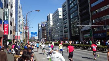 東京マラソン2017、40kmすぎを走るクロコ様