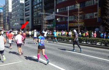 東京マラソン2017、40kmすぎを走る裸の外人