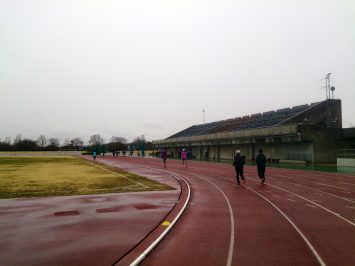 2017/03/15の舎人公園陸上競技場は雨だというのに朝から学生たちでいっぱい