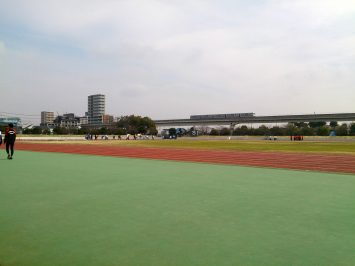 2017/03/29の舎人公園陸上競技場は、春休みの学生たちで大混雑2