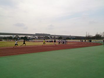 2017/03/29の舎人公園陸上競技場は、春休みの学生たちで大混雑1