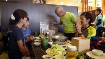 走った後、いっぱい食べるのもマラソンの練習だ