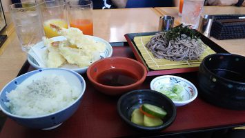 2018/10/10のランチはグリーンパレスで「山芋そば・天麩羅膳(冷)」